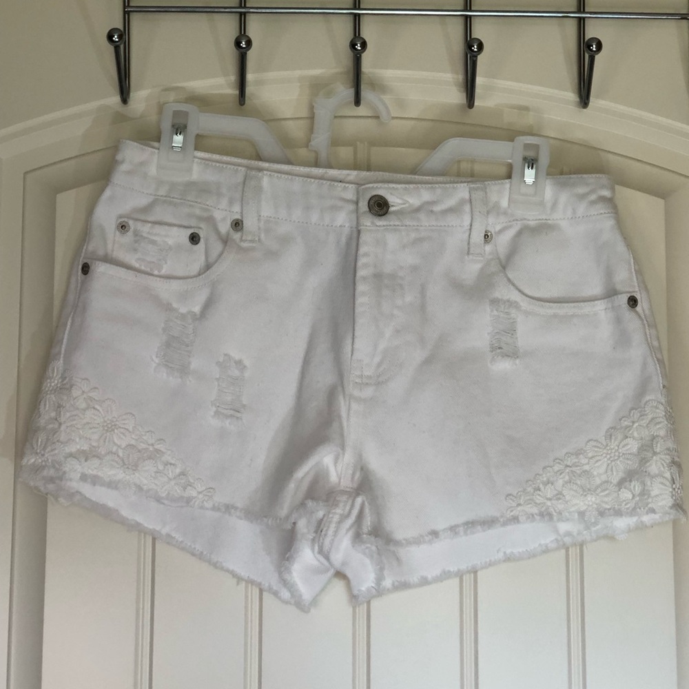 Mossimo Women’s High Rise jeans Short Shorts, White Size 8, Flowers & Distressed
